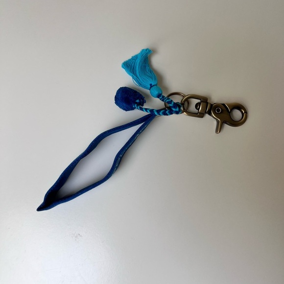 Dog lover keychain. ‘Muttropolitan.’ Antique brass clip. Pompoms. - Picture 4 of 4